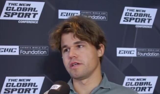 Magnus Carlsen utfordrer Cristiano Ronaldo til sjakkparti for å markedsføre verdenscupen i Saudi-Arabia