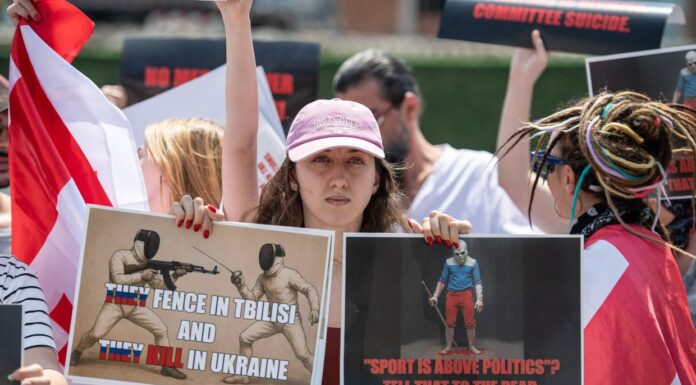 Russiske offiserer fikk delta i fekte-VM i Georgia – møtt med sterke protester