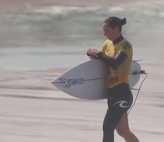 «Surfesporten fanget av sportsvasking og krig i Midtøsten»
